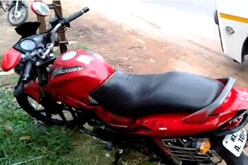 പൂച്ച കുറുകെ ചാടി ; സഡൻ ബ്രേക്കിട്ട ലോറിക്ക് പിന്നിൽ ബൈക്കിടിച്ച് അച്ഛനും മകനും മരിച്ചു