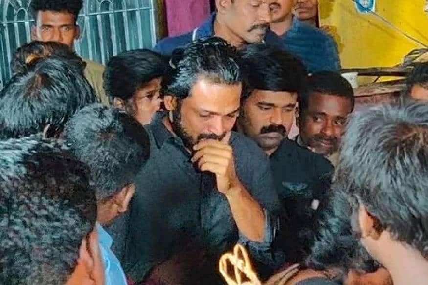 വാഹനാപകടത്തിൽ കൊല്ലപ്പെട്ട ആരാധകന്റെ വീട്ടിലെത്തി അന്തിമോപചാരം അർപ്പിക്കുന്നതിനിടെ വിങ്ങിപ്പൊട്ടി കാർത്തി. വാഹനാപകടത്തിൽ കൊല്ലപ്പെട്ട ആരാധകന്റെ വീട്ടിലെത്തി അന്തിമോപചാരം അർപ്പിക്കുന്നതിനിടെ വിങ്ങിപ്പൊട്ടി കാർത്തി.