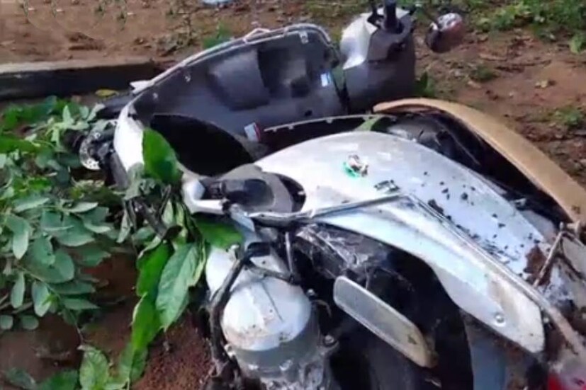  കാറിലുണ്ടായിരുന്ന അറയ്ക്കലകത്ത് ഫവാസ് , കിളിക്കല്ല് തെക്കെത്തൊട്ടി നൗഷാദ് എന്നിവരെയാണ് പൊലീസ് അറസ്റ്റു ചെയ്തത്. പരുക്കേറ്റ കാര്‍ ഡ്രൈവറേയും ഒപ്പമുളള നാലു പേരേയും പരിശോധിച്ച നിലമ്പൂര്‍ ജില്ലാശുപത്രിയിലെ ഡോക്ടറും മദ്യത്തിന്റെ ഗന്ധമുളളതായി രേഖപ്പെടുത്തിയിട്ടുണ്ട്. അരീക്കോട് നിന്ന് കക്കാംടംപൊയിലിലേക്ക് യാത്ര പോയ സംഘമാണ് അപകമുണ്ടാക്കിയത്.