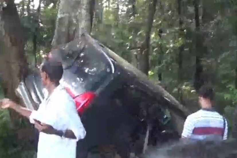  എതിര്‍ദിശയില്‍ അമിതവേഗത്തിലെത്തിയ കാര്‍ ഫാത്തിമ റാഷിദ ഓടിച്ച സ്‌കൂട്ടര്‍ ഇടിച്ചു തെറിപ്പിച്ചു. വനത്തിനുളളിലെ ആറടിയോളം താഴ്ചയുളള ഗര്‍ത്തത്തിലേക്കാണ് റാഷിദ സ്‌കൂട്ടര്‍ സഹിതം മറിഞ്ഞത്. കാര്‍ പാതയോരത്തെ മരത്തില്‍ ഇടിച്ചു മറിഞ്ഞു.