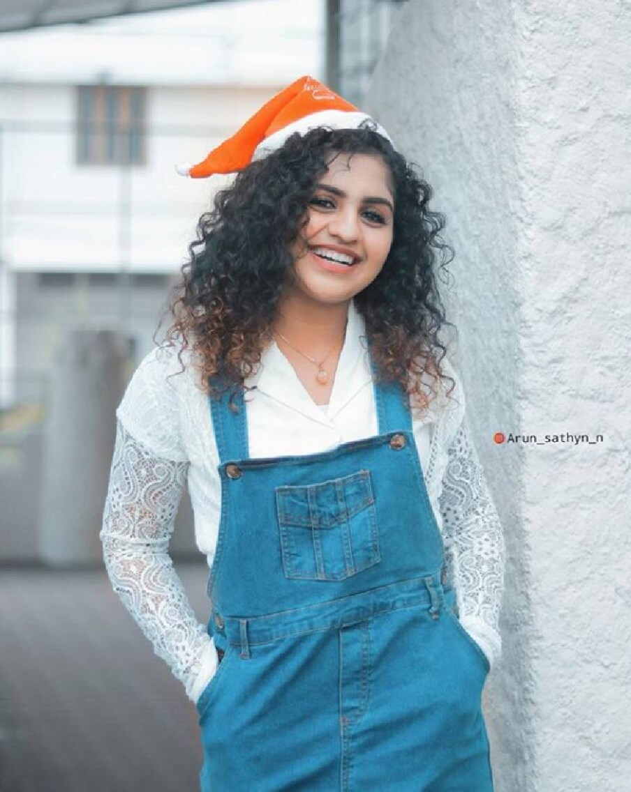 'രക്ഷപെട്ടോ' എന്നാണ് നൂറിന്റെ ഫോട്ടോയ്ക്ക് ലഭിച്ച ആദ്യ കമന്റ്