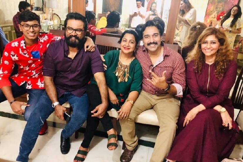 രുചിയുള്ളൊരു ക്രിസ്മസ് കഥയുമായി നടൻ റഹ്മാൻ ഫേസ്ബുക്കിൽ. ക്രിസ്മസ് ദിനത്തിൽ കുടുംബവുമൊന്നിച്ചു പുറത്തുപോയി ഭക്ഷണം കഴിക്കുക എന്നത് കുടുംബത്തിന്റെ പതിവുകളിലൊന്നു തെറ്റിച്ചു വിരുന്നു പോയത് നടൻ ശരത്കുമാറിന്റെയും ഭാര്യ രാധികയുടെയും വീട്ടിലേക്ക്. അതേപ്പറ്റിയുള്ള വിവരണം ചുവടെ രുചിയുള്ളൊരു ക്രിസ്മസ് കഥയുമായി നടൻ റഹ്മാൻ ഫേസ്ബുക്കിൽ. ക്രിസ്മസ് ദിനത്തിൽ കുടുംബവുമൊന്നിച്ചു പുറത്തുപോയി ഭക്ഷണം കഴിക്കുക എന്നത് കുടുംബത്തിന്റെ പതിവുകളിലൊന്നു തെറ്റിച്ചു വിരുന്നു പോയത് നടൻ ശരത്കുമാറിന്റെയും ഭാര്യ രാധികയുടെയും വീട്ടിലേക്ക്. അതേപ്പറ്റിയുള്ള വിവരണം ചുവടെ