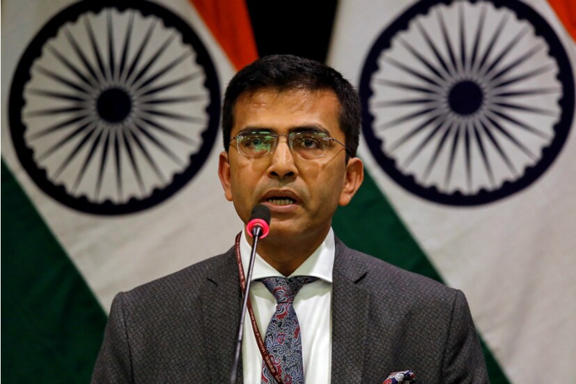 പുതിയ പാസ്പോർട്ടുകളിൽ താമര ചിഹ്നം ഉപയോഗിച്ചിരിക്കുന്നത് സുരക്ഷാ നടപടികളുടെ ഭാഗമായിട്ടാണെന്ന് വിദേശകാര്യ മന്ത്രാലയം. പുതിയ പോസ്പോർട്ടുകളിൽ പാസ്പോർട്ട് ഓഫീസർമാർ ഒപ്പിടുന്നതിന് താഴെയായി ദീർഘ ചതുരാകൃതിക്ക് ഇരു വശത്തുമായാണ് താമര ചിഹ്നം ചേർത്തിരിക്കുന്നത്. വ്യാജ പാസ്പോർട്ടുകൾ തിരിച്ചറിയാനും സുരക്ഷ നടപടികളുടെ ഭാഗമായുമാണ് ചിഹ്നം ഉൾപ്പെടുത്തിയിട്ടുള്ളതെന്നാണ് വിദേശകാര്യ മന്ത്രാലയത്തിന്റെ വിശദീകരണം. താമര ദേശീയചിഹ്നമാണെന്നും മന്ത്രാലയം വ്യക്തമാക്കുന്നു. പുതിയ പാസ്പോർട്ടുകളിൽ താമര ചിഹ്നം ഉപയോഗിച്ചിരിക്കുന്നത് സുരക്ഷാ നടപടികളുടെ ഭാഗമായിട്ടാണെന്ന് വിദേശകാര്യ മന്ത്രാലയം. പുതിയ പോസ്പോർട്ടുകളിൽ പാസ്പോർട്ട് ഓഫീസർമാർ ഒപ്പിടുന്നതിന് താഴെയായി ദീർഘ ചതുരാകൃതിക്ക് ഇരു വശത്തുമായാണ് താമര ചിഹ്നം ചേർത്തിരിക്കുന്നത്. വ്യാജ പാസ്പോർട്ടുകൾ തിരിച്ചറിയാനും സുരക്ഷ നടപടികളുടെ ഭാഗമായുമാണ് ചിഹ്നം ഉൾപ്പെടുത്തിയിട്ടുള്ളതെന്നാണ് വിദേശകാര്യ മന്ത്രാലയത്തിന്റെ വിശദീകരണം. താമര ദേശീയചിഹ്നമാണെന്നും മന്ത്രാലയം വ്യക്തമാക്കുന്നു.