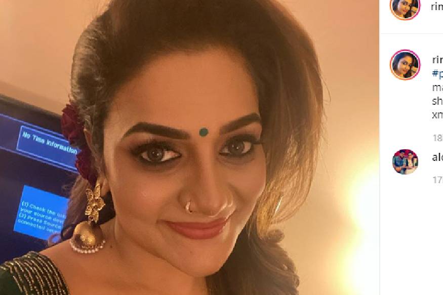 നേരത്തെ കൊറോണ പ്രതിരോധത്തിനായി മാസ്ക് ധരിക്കുമ്പോൾ മറ്റുള്ളവർ എന്ത് ചിന്തിക്കുമെന്ന് നോക്കാതെ, സ്വയം സുരക്ഷിതരാവാൻ ഒരു വീഡിയോ സന്ദേശവുമായി റിമി എത്തിയിരുന്നു നേരത്തെ കൊറോണ പ്രതിരോധത്തിനായി മാസ്ക് ധരിക്കുമ്പോൾ മറ്റുള്ളവർ എന്ത് ചിന്തിക്കുമെന്ന് നോക്കാതെ, സ്വയം സുരക്ഷിതരാവാൻ ഒരു വീഡിയോ സന്ദേശവുമായി റിമി എത്തിയിരുന്നു