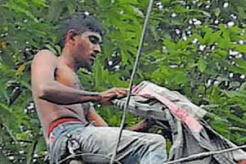  പത്തനംതിട്ട: വൈദ്യുത പേസ്റ്റിൽ കയറി ആത്മഹത്യ ഭീഷണി മുഴക്കിയ യുവാവ് നാട്ടുകാരെയും അഗ്‌നിശമന സേന ജീവനക്കാരെയും മണിക്കൂറുകളോളം പൊല്ലാപ്പിലാക്കി. വലഞ്ചുഴി സ്വദേശി റിയാസാണ് (30) വെള്ളി വൈകിട്ട് 4 മുതല്‍ അഞ്ചര വരെ വൈദ്യുത പേസ്റ്റിൽ കയറി ആത്മഹത്യ ഭീഷണി മുഴക്കിയത്. 