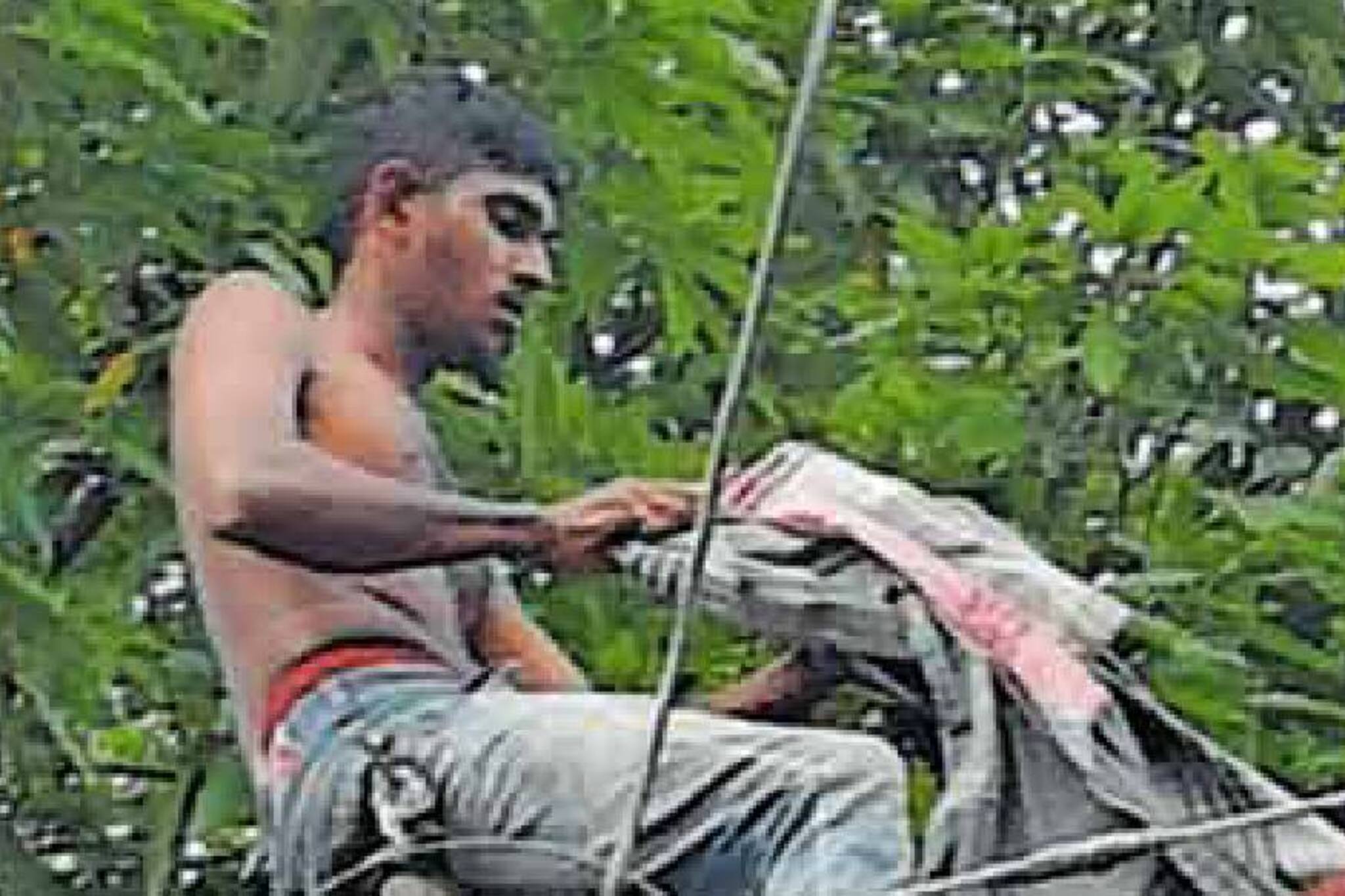 ഭാര്യ വന്നാൽ താഴേക്ക് ഇറങ്ങാം'... നാട്ടുകാരെ പൊല്ലാപ്പിലാക്കി യുവാവിന്റെ ആത്മഹത്യ ഭീഷണി