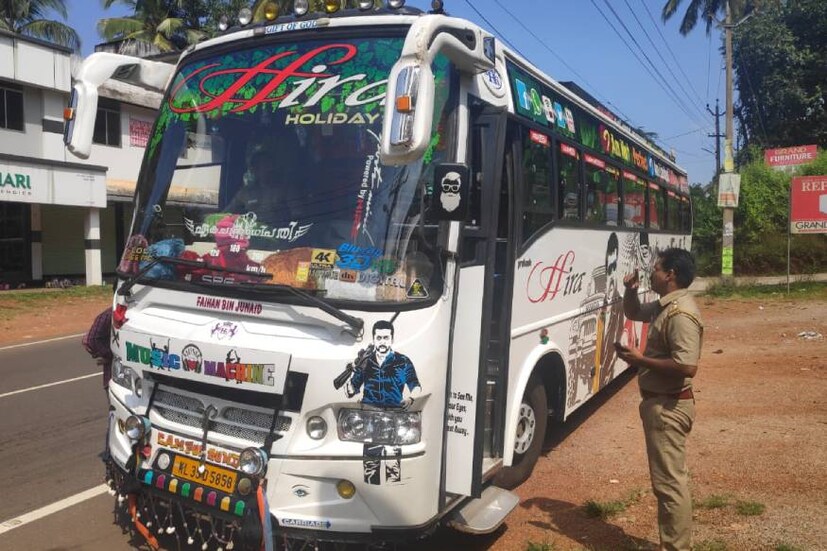  കോഴിക്കോട്: താമരശേരിയിൽനിന്ന് വിനോദയാത്ര പോയ വിദ്യാർത്ഥിസംഘം അപകടം വിളിച്ചുവരുത്തുന്ന രീതിയിൽ പിറന്നാൾ ആഘോഷം നടത്തി. കോരങ്ങാട് സർക്കാർ വോക്കേഷണൽ ഹയർ സെക്കൻഡറി സ്കൂളിൽ നിന്ന് വിനോദയാത്രക്ക് പോയ രണ്ടു ബാച്ചിലെ വിദ്യാർത്ഥികളുടെ ബസിന് മുകളിലാണ് അപകടം ക്ഷണിച്ചുവരുത്തുന്ന ആഘോഷ പരിപാടികൾ അരങ്ങേറിയത്. ബസിന് മുകളിൽ കയറി പടക്കം പൊട്ടിച്ചും പൂത്തിരി കത്തിച്ചുമായിരുന്നു ആഘോഷം. ഇതിന്‍റെ ദൃശ്യങ്ങൾ പുറത്തുവന്നിരുന്നു. 