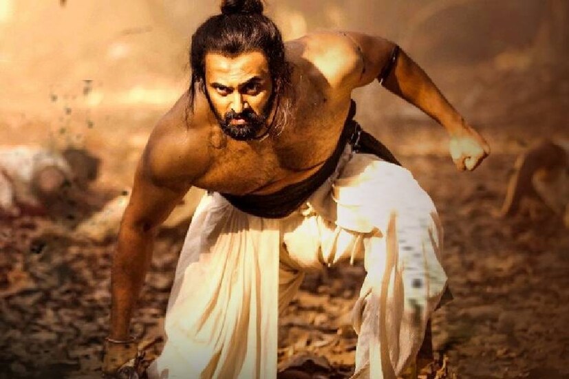  ഈ വർഷം പുറത്തിറങ്ങിയ മിഖായേലിന് ശേഷം വമ്പൻ വേഷങ്ങളിൽ കാണാതിരുന്ന ഉണ്ണി മുകുന്ദന്റെ കാത്തിരിപ്പ് എന്തിനു വേണ്ടിയായിരുന്നു എന്ന് മാമാങ്കം ഉത്തരം തരും. ഇനി ഒരിക്കലും പ്രേക്ഷകരുടെ 'മസിലളിയനെ' പഴയ ചോക്ലേറ്റ് പയ്യനായി കാണാനാവില്ല. ജിമ്മിൽ മസിൽ പിടിക്കുന്ന ചിത്രങ്ങൾക്കും വീഡിയോകൾക്കും പുറമെ, അടിതടവുകൾ സ്വായത്തമാക്കുന്നതിൽ ഉണ്ണി നടത്തിയ ആത്മസമർപ്പണമാണ് മാമാങ്കത്തിൽ എടുത്തു പറയേണ്ടത്. അതുപോലെ തന്നെ അടുത്തിടെയായി മലയാള ചിത്രങ്ങളുടെ അവിഭാജ്യ ഘടകമായ സിദ്ധിഖ്, ആന്റി-ഹീറോ പരിവേഷത്തിൽ തന്റെ മികച്ച കഥാപാത്രങ്ങളിൽ ഒന്ന് കൂടി പ്രേക്ഷകർക്കായി നൽകുന്നു എന്നതും സവിശേഷത. ചിത്രത്തിന്റെ ആരംഭം മുതൽ അവസാനം വരെ അത്യന്ത്യം പ്രാധാന്യം അർഹിക്കുന്ന കഥാപാത്രമാവാൻ സാധിക്കുന്ന, നായകന്മാർ അല്ലാത്ത മറ്റൊരു കഥാപാത്രം, അദ്ദേഹത്തിന് മാത്രം സ്വന്തം