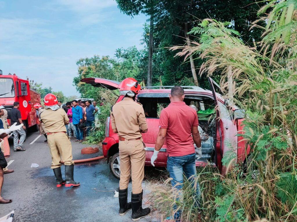 തൃശൂർ: കൊടുങ്ങല്ലൂര് ചന്തപ്പുര- കോട്ടപ്പുറം ബൈപ്പാസില് ഓടിക്കൊണ്ടിരുന്ന കാര് കത്തിനശിച്ചു. ഡ്രൈവര് വെന്തുമരിച്ചു. തുരുത്തി പ്പുറം സ്വദേശി ടൈറ്റസാണ് മരിച്ചത്. തൃശൂർ: കൊടുങ്ങല്ലൂര് ചന്തപ്പുര- കോട്ടപ്പുറം ബൈപ്പാസില് ഓടിക്കൊണ്ടിരുന്ന കാര് കത്തിനശിച്ചു. ഡ്രൈവര് വെന്തുമരിച്ചു. തുരുത്തി പ്പുറം സ്വദേശി ടൈറ്റസാണ് മരിച്ചത്.