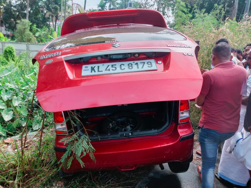  ഗൗരിശങ്കര്‍ ജംഗ്ഷഷന്‍ കടന്നു വന്ന കാര്‍ തീപിടിച്ച് റോഡരികിലെ കാനയിലിടിച്ച് നിൽക്കുകയായിരുന്നു.