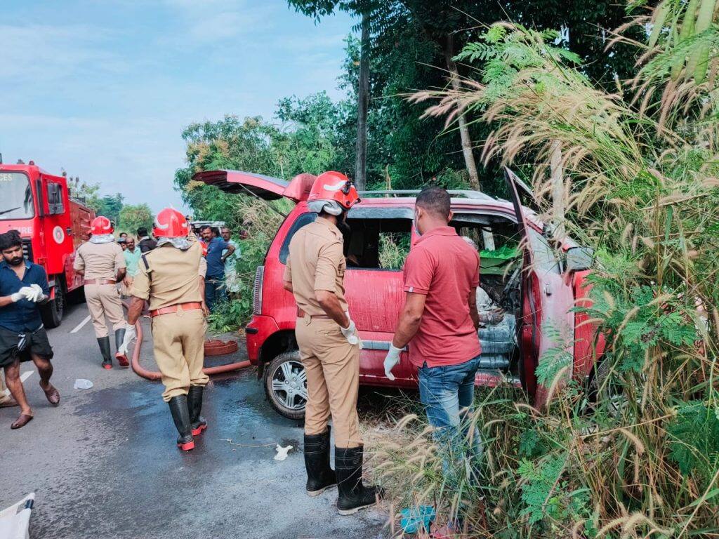 നാട്ടുകാരും പൊലീസും രക്ഷാപ്രവര്ത്തനത്തിന് ശ്രമിച്ചുവെങ്കിലും അതിനകം കാറിലുണ്ടായിരുന്നയാള് മരിച്ചിരുന്നു. നാട്ടുകാരും പൊലീസും രക്ഷാപ്രവര്ത്തനത്തിന് ശ്രമിച്ചുവെങ്കിലും അതിനകം കാറിലുണ്ടായിരുന്നയാള് മരിച്ചിരുന്നു.