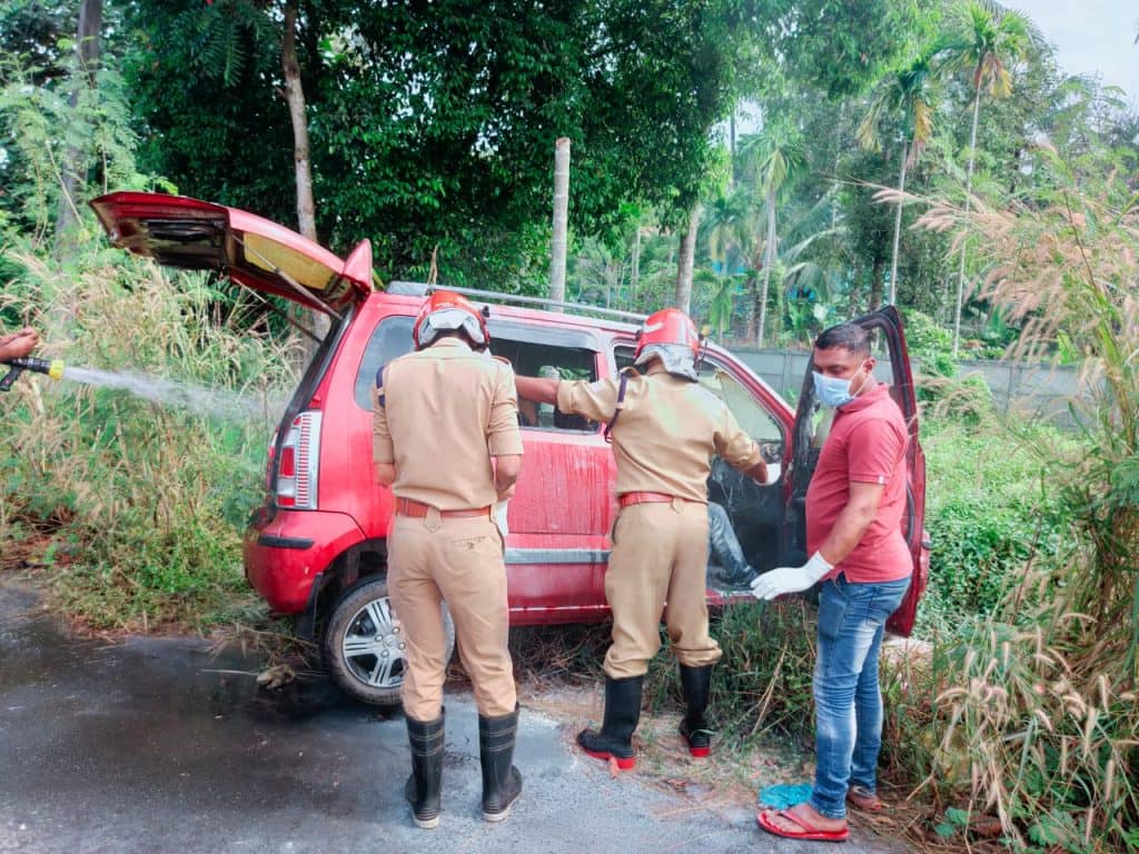 അപകടത്തില് കാറിന്റെ ഉൾഭാഗം പൂര്ണ്ണമായും കത്തിനശിച്ചു. മൃതദേഹം കൊടുങ്ങല്ലൂര് താലൂക്ക് ആശുപത്രിയിലേക്ക് മാറ്റി. അപകടത്തില് കാറിന്റെ ഉൾഭാഗം പൂര്ണ്ണമായും കത്തിനശിച്ചു. മൃതദേഹം കൊടുങ്ങല്ലൂര് താലൂക്ക് ആശുപത്രിയിലേക്ക് മാറ്റി.