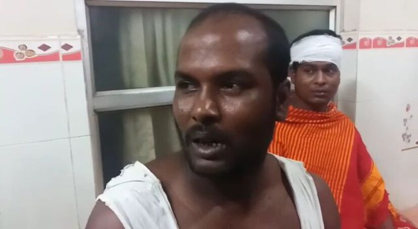  കല്ലാച്ചി കോടതി റോഡിലെ വാടക കെട്ടിടത്തില്‍ താമസിക്കുന്ന കൊല്‍ക്കത്ത സ്വദേശികളായ ഷഫീഖുള്‍ ഇസ്ലാം (33), സഹോദരന്‍ ഷജ അബ്ദുള്ള (28), ആസാദുല്‍ മണ്ടത് (21) എന്നിവര്‍ക്കാണ് മര്‍ദനമേറ്റത്. രാത്രി പത്തരയോടെ മുഖം മറച്ചെത്തിയ പത്ത് പേരടങ്ങുന്ന സംഘം തൊഴിലാളികൾ താമസിക്കുന്ന കല്ലാച്ചിയിലെ വാടക വീട്ടിലെത്തി ആക്രമിക്കുകയായിരുന്നു. 