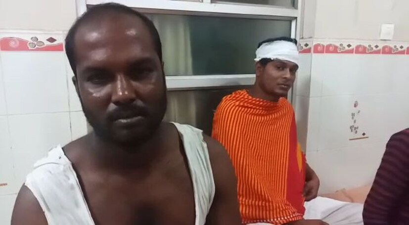  തലക്കും കൈക്കും പരിക്കേറ്റ ഇവരെ നാദാപുരം ഗവ. ആശുപത്രിയില്‍ പ്രവേശിപ്പിച്ചു. ഞായറാഴ്ച രാത്രി നാദാപുരം കല്ലാച്ചിയില്‍ നടന്ന പ്രകടനത്തിലാണ് ഇവര്‍ പങ്കെടുത്തത്. കഴിഞ്ഞ ദിവസങ്ങളിലെല്ലാം പ്രദേശത്ത് നടന്ന പ്രതിഷേധ പ്രകടനങ്ങളില്‍ ഇതര സംസ്ഥാന തൊഴിലാളികള്‍ പങ്കെടുത്തിരുന്നു. 