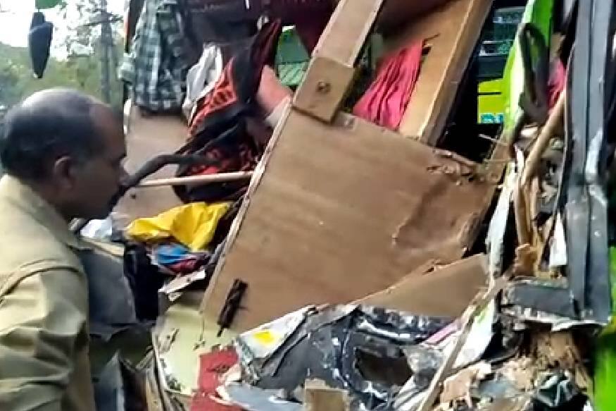 33 പേരടങ്ങുന്ന അയ്യപ്പഭക്തർ സഞ്ചരിച്ച മിനി ബസ് റോഡരികിൽ നിർത്തിയിട്ടിരുന്ന തടി ലോറിയിൽ ഇടിക്കുകയായിരുന്നു. 33 പേരടങ്ങുന്ന അയ്യപ്പഭക്തർ സഞ്ചരിച്ച മിനി ബസ് റോഡരികിൽ നിർത്തിയിട്ടിരുന്ന തടി ലോറിയിൽ ഇടിക്കുകയായിരുന്നു.