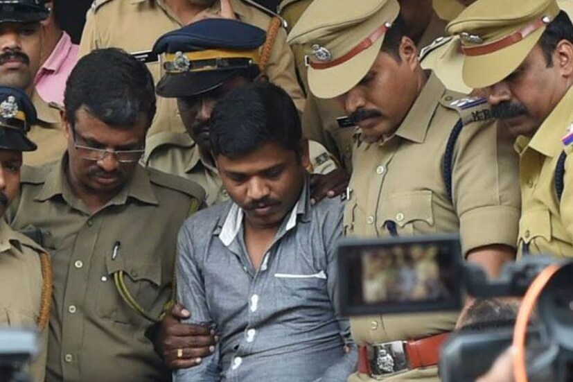  കഴുമരം കാത്ത് കഴിയുന്നവർ എത്ര ?- സംസ്ഥാനത്ത് 18 പേരാണ് വധിശിക്ഷ കാത്ത് വിവിധ ജയലികളിൽ കഴിയുന്നതെന്നാണ് കണക്ക്. ഇവരിൽ ഏറിയ പങ്കും ശിക്ഷയിൽ ഇളവ് ലഭിക്കാൻ മേൽ കോടതികളിൽ അപ്പീൽ നൽകി കാത്തിരിക്കുന്നവരാണ്. തിരുവനന്തപുരം പൂജപ്പുര സെൻട്രൽ ജയിലിലാണ് കൂടുതൽ പേർ കഴുമരം കാത്ത് കഴിയുന്നത്. പത്തുപേരാണ് പൂജപ്പുരയിലുള്ളത്. കണ്ണൂർ സെൻട്രൽ ജയിലിൽ മൂന്നുപേരും വിയ്യൂരിൽ അഞ്ചു പേരുമാണ് വധശിക്ഷ കാത്ത് കഴിയുന്നതെന്നാണ് ലഭ്യമായ വിവരം.
