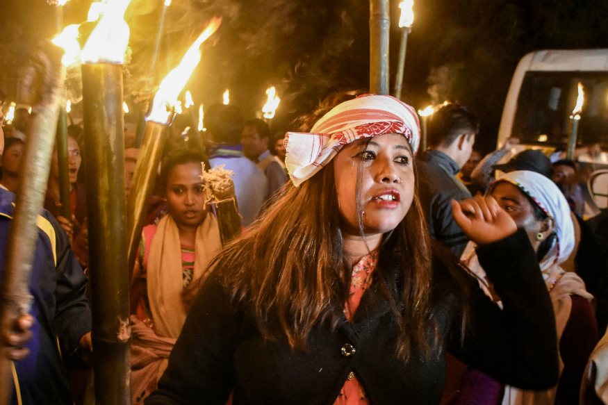  ന്യൂഡൽഹി: ലോക്സഭ പൗരത്വ (ഭേദഗതി) ബിൽ പാസാക്കിയതിൽ പ്രതിഷേധം അവസാനിക്കുന്നില്ല. ബില്ലിനെതിരെ പ്രതിഷേധം തുടരുന്ന സാഹചര്യത്തിൽ ത്രിപുരയിൽ സർക്കാർ 48 മണിക്കൂർ നേരത്തേക്ക് മൊബൈൽ ഇന്‍റർനെറ്റ് സേവനം റദ്ദു ചെയ്തു.