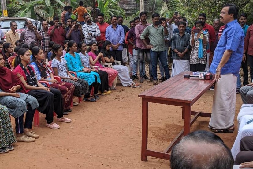  കാസർകോട്: കാഞ്ഞങ്ങാടിന് അടുത്തുള്ള അതിയമ്പൂർ ഗ്രാമത്തിലെ ബാല ബോദിനി വായന ശാലയുടെ പരിസരം കുട്ടികളെ കൊണ്ട് നിറഞ്ഞിരിക്കുകയാണ്.... ഈ വായന ശാലയിലെ മുറികളും ഹാളും ഒക്കെ നാലഞ്ച് ദിവസം ആയി ആലത്തൂരിൽ നിന്നും വന്ന കുറച്ച് കുട്ടികൾ കയ്യടക്കി ഇരിക്കുകയാണ്... ഇവർ കലോത്സവത്തിൽ പങ്കെടുക്കാൻ വന്നതാണ്... താമസിക്കാൻ ഒരു മുറി തേടി വന്നവർക്ക് ഒരു വായനശാല ഒന്നാകെ അതിയാമ്പൂരുകാർ തുറന്ന് നൽകി...