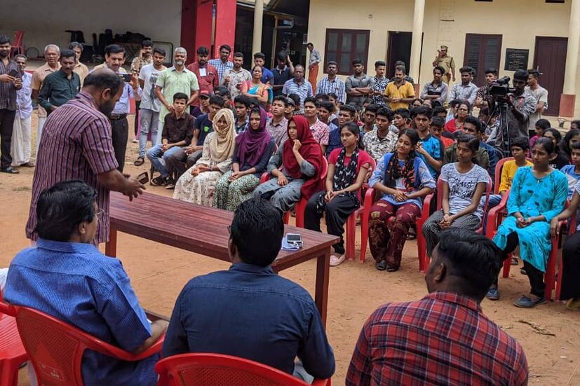  അദ്ദേഹം പറഞ്ഞതിന്‍റെ ചുരുക്കം ഇങ്ങനെ.. ഇത് ഒരു മാതൃക ആണ്.. മേളയിൽ നിന്നും ഉൽസവത്തിലേക്കും അവിടെ നിന്നും ഗ്രാമോത്സവത്തിലേക്കും മാറുക ആണ് നമ്മുടെ കലാ സംഗമം.. ഒരു നാടിന്റെ മുഴുവൻ ആഘോഷം ആയി, നാട്ടിലെ ഓരോരുത്തരുടെയും പങ്കാളിത്തത്തോടെ...ഓരോ വീടുകളിലും കുട്ടികൾക്കായി മുറികൾ ഒരുങ്ങുന്നു, അടുക്കളകളിൽ വിഭവങ്ങൾ നിറയുന്നു. സ്നേഹം പങ്കുവെക്കുന്നു... ഇനിയുള്ള കലോത്സവങ്ങളും ഇതുപോലെ തന്നെയാകും എന്നും അദ്ദേഹം പറഞ്ഞു.