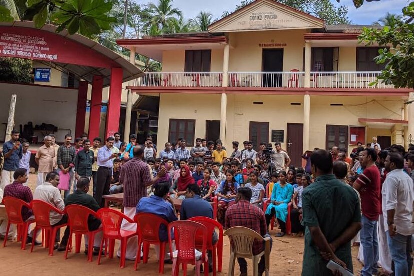  കുട്ടികൾക്ക് പറയാൻ ഉള്ളത്, സഹകരണത്തിന്റെ പുത്തൻ അനുഭവങ്ങളെ പറ്റി.. വേദികളിൽ കൊണ്ട് പോയി ആക്കി പണം വാങ്ങാതെ പോയ ഓട്ടോക്കാരെ പറ്റി, പലഹാരങ്ങൾ പണം വാങ്ങാതെ നൽകിയ കച്ചവടക്കാരെ പറ്റി, വഴി ചോദിച്ചപ്പോൾ ആ ഇടം വരെ കൂടെ നടന്നു വന്നവരെ പറ്റി... പിന്നെയും ഒരു പാട് ഉണ്ട് പറഞ്ഞാലും പറഞ്ഞാലും തീരാത്ത അനുഭവങ്ങൾ..