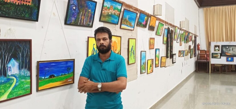  തിരുവനന്തപുരം വട്ടിയൂർകാവ് കാഞ്ഞിരംപാറ സ്വദേശിയാണ് എ. സന്തോഷ്. ഓട്ടോ ഡ്രൈവറാണ്. എന്നാൽ എല്ലാ ഓട്ടോ ഡ്രൈവർമാരെയും പോലെയല്ല. കുണ്ടും കുഴിയും നിറഞ്ഞ നിരത്തിലൂടെ നിരത്തിലൂടെ ഒരു ദിവസം മുഴുവൻ ഓട്ടോ ഓടിച്ച് വീട്ടിൽ മടങ്ങിയെത്തിയാലും സന്തോഷ് തിരക്കിലായിരിക്കും. കാരണം, വർഷങ്ങളായി ഛായകൂട്ടുകൾക്കൊപ്പമാണ് ഓട്ടോറിക്ഷാ ഡ്രൈവറായ സന്തോഷിന്റെ യാത്രകൾ. 