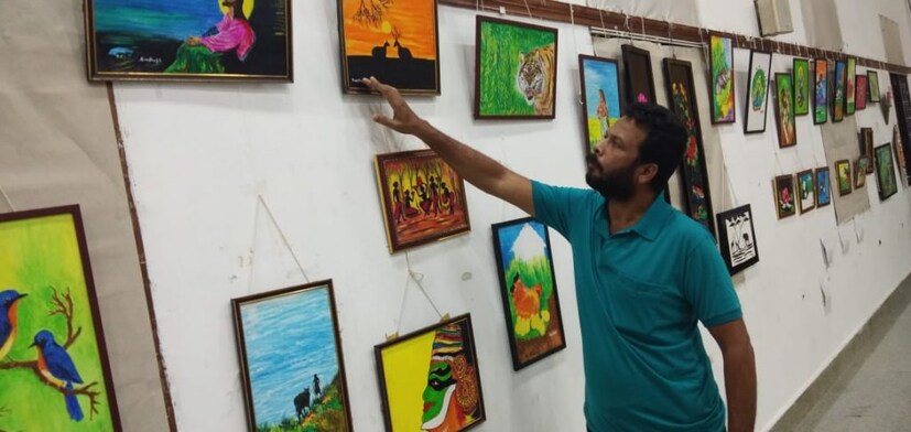  ഉറക്കം ഒഴിഞ്ഞൊരുക്കിയ ചിത്രങ്ങൾ കോർത്തിണക്കി 'ലെറ്റ്സ് ഗോ ബാക്ക് ടു നേച്ചർ' എന്ന പേരിൽ ചിത്ര പ്രദർശനം നടത്തുന്ന തിരക്കിലാണ് സന്തോഷിപ്പോൾ. തിരുവനന്തപുരം മ്യൂസിയം ഓഡിറ്റോറിയത്തിലാണ് പ്രദർശനം. 