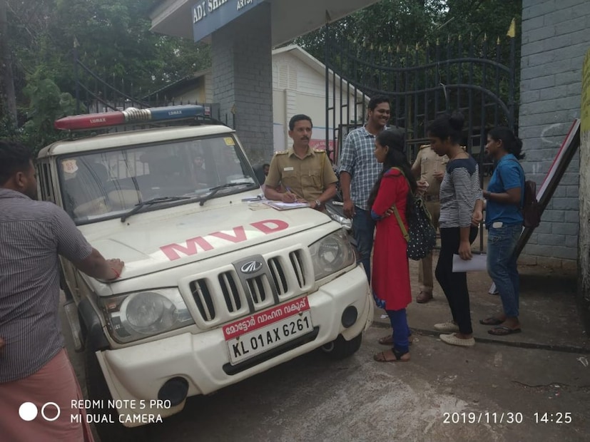  പിന്‍സീറ്റ് യാത്രികരില്‍ ഹെല്‍മറ്റ് ധരിക്കാതെ യാത്ര ചെയ്തവരെ ഉപദേശിച്ചു വിട്ടെന്നും മോട്ടോർ വാഹന വകുപ്പ് അറിയിച്ചു. അടുത്ത ദിവസം മുതല്‍ പിന്‍സീറ്റ് യാത്രികര്‍ ഹെല്‍മറ്റ് ധരിക്കാതെ യാത്ര ചെയ്താല്‍ വാഹനം ഓടിക്കുന്നയാള്‍ പിഴ തുക അടയ്ക്കണം. ഇല്ലെങ്കില്‍ കോടതി നടപടികളുമായി മുന്നോട്ട് പോകുമെന്നും ഉദ്യോഗസ്ഥർ വ്യക്തമാക്കി.