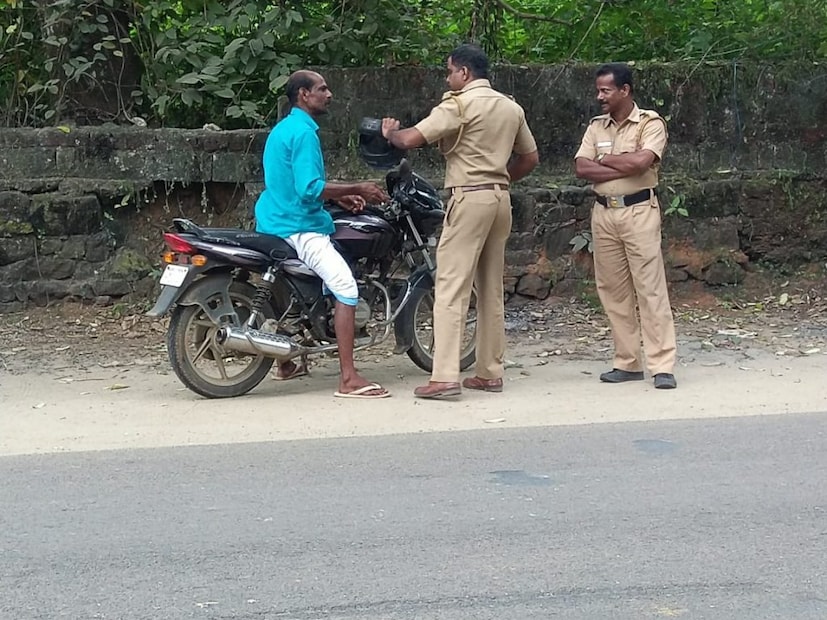  തിരുവനന്തപുരം: ട്രാഫിക് കുറ്റകൃത്യങ്ങള്‍ കണ്ടുപിടിക്കാനായി വാഹനങ്ങള്‍ തടഞ്ഞുനിര്‍ത്തുന്നതും യാത്രക്കാര്‍ക്ക് ബുദ്ധിമുട്ടുകള്‍ സൃഷ്ടിക്കുന്നതും ഒഴിവാക്കണമെന്ന് സംസ്ഥാന പൊലീസ് മേധാവി ലോക്നാഥ് ബെഹ്റ എല്ലാ പോലീസ് ഉദ്യോഗസ്ഥര്‍ക്കും നിര്‍ദ്ദേശം നല്‍കി. കളളക്കടത്ത്, അനധികൃതമായി പണംകൈമാറല്‍, മയക്കുമരുന്ന് കടത്ത്, ആയുധക്കടത്ത് എന്നിവ സംബന്ധിച്ച് വ്യക്തമായി വിവരം ലഭിക്കുന്ന സാഹചര്യത്തിലും അലക്ഷ്യമായും അശ്രദ്ധമായും വാഹനം ഓടിക്കുമ്പോഴും മാത്രമേ വാഹനങ്ങള്‍ തടഞ്ഞു നിര്‍ത്താവൂവെന്നും ഡി.ജി.പി നിര്‍ദ്ദേശിച്ചു.
