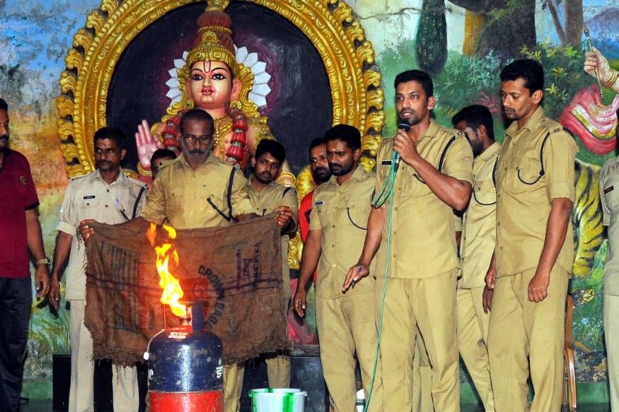 സുരക്ഷയുടെ പുതിയ പാഠങ്ങൾ; സന്നിധാനത്ത് ഗാനസുരക്ഷാഞ്ജലിയുമായി അഗ്നിശമനസേന