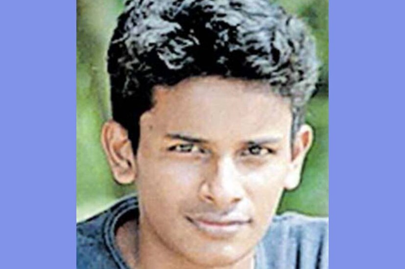 കൊച്ചി:  റോഡിലെ കുഴിയില് ചാടാതെ വെട്ടിച്ച കാറിനു പിന്നില് വന്ന ബൈക്ക് നിയന്ത്രണം വിട്ട് ടാങ്കര് ലോറിയുടെ അടിയില്പ്പെട്ട് യുവാവ് മരിച്ചു. കറുകുറ്റി നെല്ലാച്ചിറ മഠത്തുംകുടി പോളച്ചന്റെ മകന് ജിമേഷ് പോള് (22) ആണ് മരിച്ചത്. ഇന്നലെ 1.15ന് അങ്കമാലി ക്യാംപ്ഷെഡ് റോഡില് സിഎസ്എ ഓഡിറ്റോറിയത്തിനു സമീപമായിരുന്നു അപകടം.  കൊച്ചി:  റോഡിലെ കുഴിയില് ചാടാതെ വെട്ടിച്ച കാറിനു പിന്നില് വന്ന ബൈക്ക് നിയന്ത്രണം വിട്ട് ടാങ്കര് ലോറിയുടെ അടിയില്പ്പെട്ട് യുവാവ് മരിച്ചു. കറുകുറ്റി നെല്ലാച്ചിറ മഠത്തുംകുടി പോളച്ചന്റെ മകന് ജിമേഷ് പോള് (22) ആണ് മരിച്ചത്. ഇന്നലെ 1.15ന് അങ്കമാലി ക്യാംപ്ഷെഡ് റോഡില് സിഎസ്എ ഓഡിറ്റോറിയത്തിനു സമീപമായിരുന്നു അപകടം.