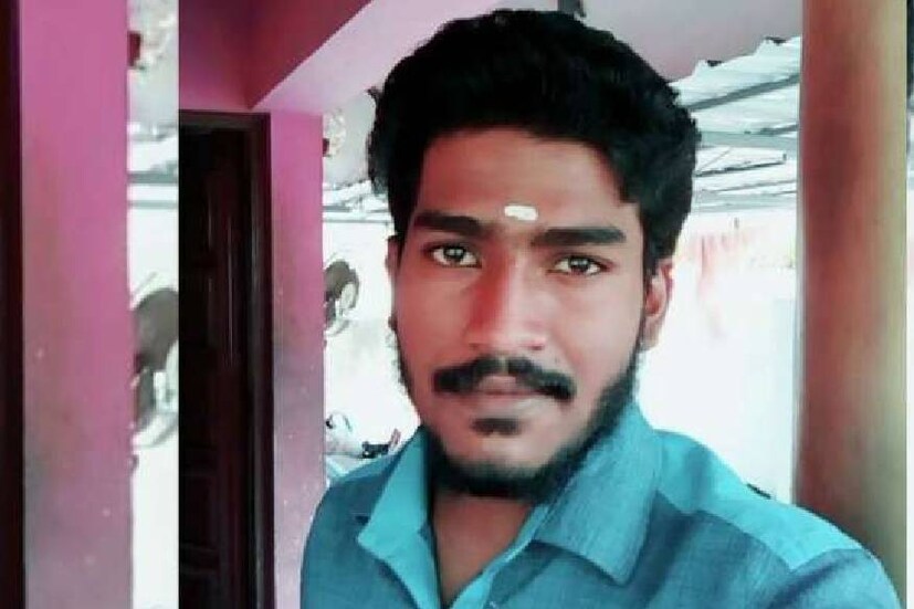  അവസാനം, യദു വീണു മരിച്ച ശേഷം അധികാരികൾ മൂടിയ കുഴിയ്ക്ക് മുകളിൽ അവർ മെഴുകുതിരികൾ കൊളുത്തി, ഇനി റോഡിലെ കുഴികൾ ആരുടെയും ജീവനെടുക്കാതിരിക്കട്ടേയെന്ന പ്രർഥനയിൽ.