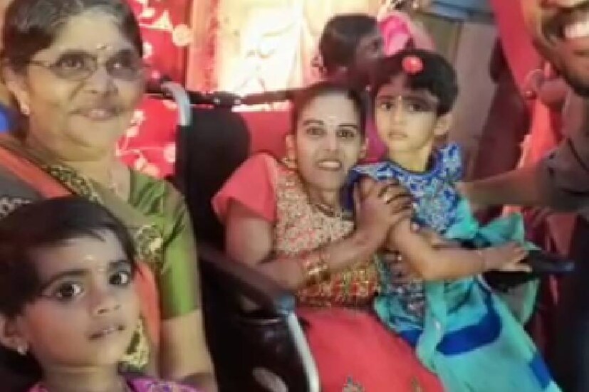  വിവാഹനിശ്ചയത്തിന് പെങ്ങളെയും തോളിലേറ്റി മനു വധുവിന്റെ വീട്ടിലെത്തിയ ദൃശ്യങ്ങൾ സമൂഹമാധ്യമങ്ങളിൽ വൈറലായിരുന്നു. 