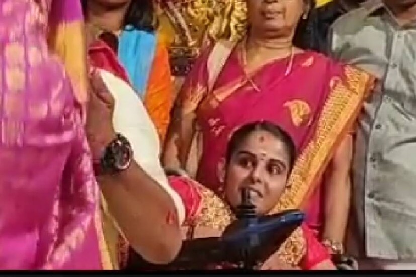  28 വർഷം മുൻപാണ് മീനുവിനെ ഒക്കത്തേറ്റി മനു നടക്കാൻ തുടങ്ങിയത്. 