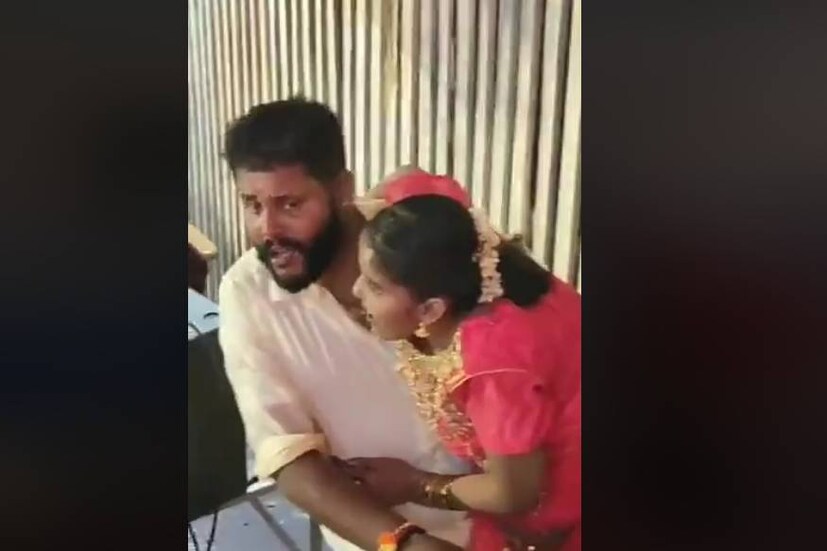  വിവാഹം കഴിഞ്ഞ് ഭക്ഷണം കഴിക്കുന്ന സ്ഥലത്തേക്ക് മനുവിന്റെ ഒക്കത്തിരുന്നാണ് മീനു എത്തിയത്. 