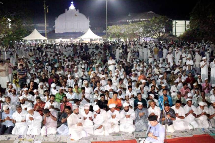 ക്രിസ്ത്യൻ പള്ളിമുറ്റത്ത് നിസ്ക്കരിക്കാൻ മുസ്ലീങ്ങൾ; പൗരത്വ നിയമത്തിനെതിരെ പ്രതിഷേധം