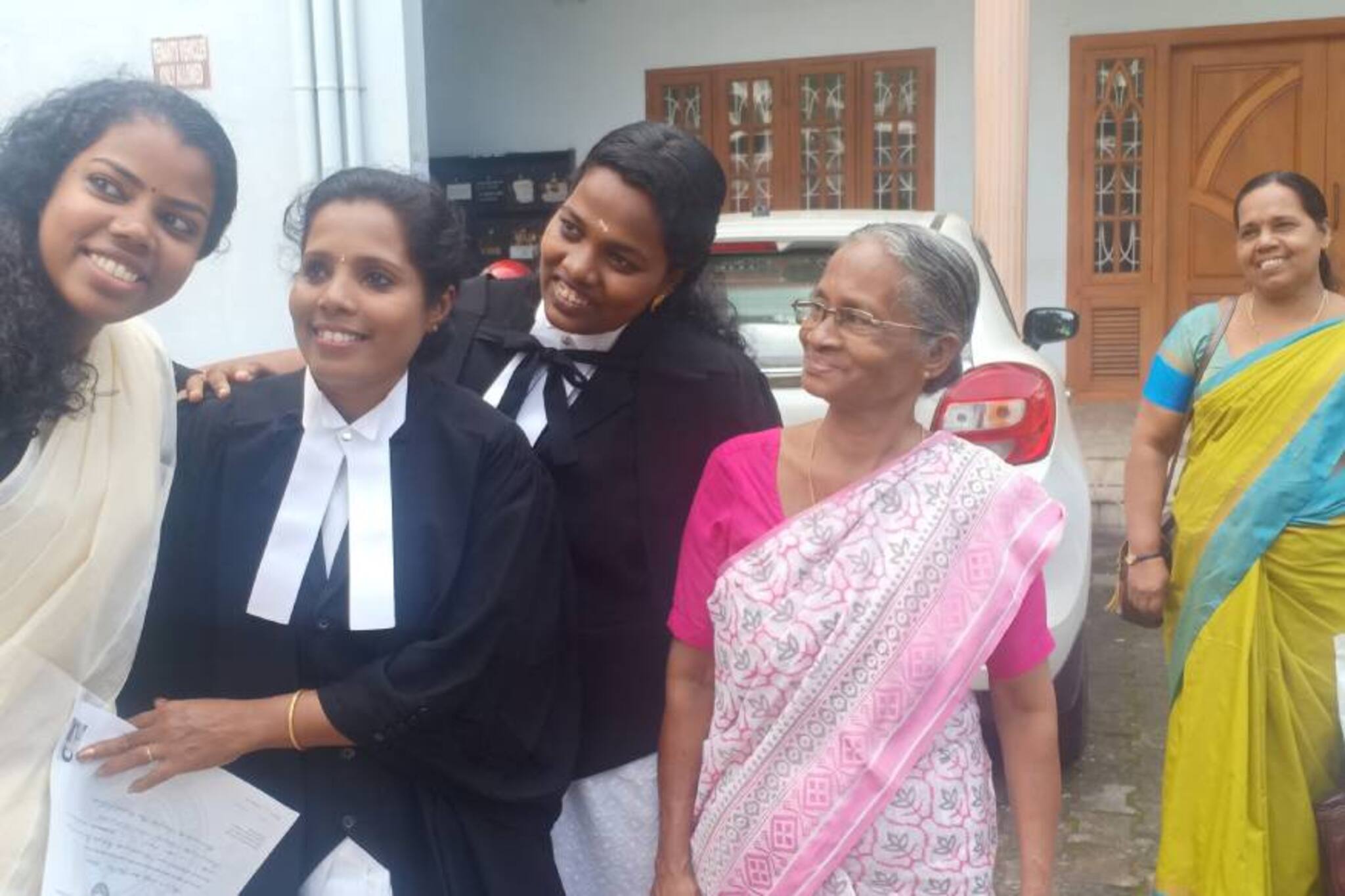 പത്താം ക്ലാസിൽ പഠനം മുടങ്ങി; തുല്യതാ പരീക്ഷയിലൂടെ വിജയിച്ച് അഭിഭാഷകയായി!