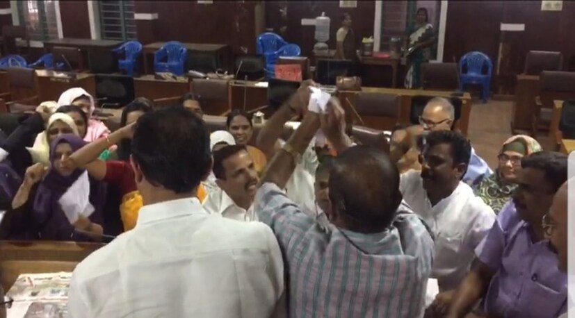  സി.പി. എം അംഗം അബ്ദുൾ ഷുക്കൂറാണ് പ്രമേയം അവതരിപ്പിച്ചത്. മതത്തിന്റെ അടിസ്ഥാനത്തിൽ പൗരത്വം നിർണയിച്ച് രാജ്യത്തെ വീണ്ടും വിഭജിക്കാൻ അനുവദിക്കാനാവില്ലെന്നും നിയമം പിൻവലിക്കണമെന്നും ആവശ്യപ്പെടുന്നതായിരുന്നു പ്രമേയം. ഇതോടെ ബി.ജെ.പി. അംഗങ്ങൾ പ്രതിഷേധവുമായി രംഗത്തിറങ്ങുകയും പ്രമേയം വലിച്ചു കീറുകയും ചെയ്തു.