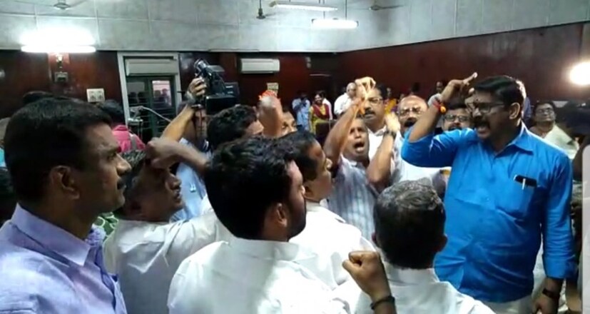  പൗരത്വ ഭേദഗതി നിയമം പിൻവലിക്കണമെന്നാവശ്യപ്പെട്ട് പാലക്കാട് നഗരസഭയിൽ സിപിഎം പ്രമേയം അവതരിപ്പിച്ചത് സംഘർഷത്തിൽ കലാശിച്ചു. പ്രമേയം ബി.ജെ.പി അംഗങ്ങൾ വലിച്ചു കീറിയതോടെയാണ് കൗൺസിൽ യോഗം കയ്യാങ്കളിയിലെത്തിയത്. ഇതോടെ നഗരസഭ കൗൺസിൽ യോഗം നിർത്തിവെച്ചു.
