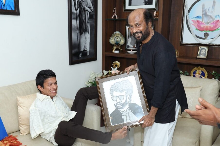  പ്രണവിന് സ്വപ്ന സാക്ഷാത്ക്കാരം. ഇഷ്ടതാരം സൂപ്പർ സ്റ്റാർ രജനികാന്തിനൊപ്പം ഏറെ നേരം ചെലവഴിക്കാനും സെൽഫിയെടുക്കാനും 'ഷേക്ക് ലെഗ്' നൽകാനും കഴിഞ്ഞതിന്റെ ത്രില്ലിലാണ് ആലത്തൂർ സ്വദേശി പ്രണവ് .