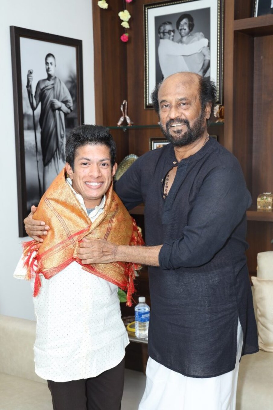  പ്രണവാകട്ടെ രജനിയ്ക്ക് പ്രണവ് 'കാൽ' നൽകി സന്തോഷം പങ്കിട്ടു.