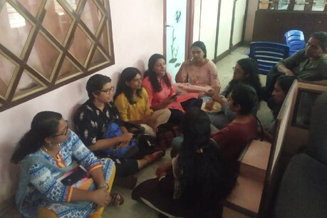 ആരോപണവിധേയനായ പ്രസ്ക്ലബ് സെക്രട്ടറിക്ക് ചാണകവെള്ളം; പ്രതിഷേധവുമായി വനിതാ മാധ്യമപ്രവർത്തകർ ആരോപണവിധേയനായ പ്രസ്ക്ലബ് സെക്രട്ടറിക്ക് ചാണകവെള്ളം; പ്രതിഷേധവുമായി വനിതാ മാധ്യമപ്രവർത്തകർ