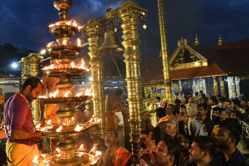  തിരുവാഭരണത്തിൽ രാജകുടുംബത്തിലെ രണ്ട് വിഭാഗങ്ങൾ അവകാശമുന്നയിച്ചിരുന്നു. ഇക്കാര്യത്തിൽ ഇരു വിഭാഗങ്ങളെയും കോടതി വിമർശിച്ചു. പന്തളം രാജകുടുംബാംഗമായ രാമവർമ ക്ഷേത്ര ഭരണ കാര്യത്തിൽ തങ്ങളുടെ അഭിപ്രായങ്ങൾ പരിഗണിക്കുന്നില്ലെന്ന പരാതിയുമായി സുപ്രീം കോടതിയെ സമീപിച്ചിരുന്നു. 2010ലെ ദേവപ്രശ്നവുമായി ബന്ധപ്പെട്ട ഹരജി പരിഗണിക്കുകയായിരുന്നു സുപ്രീംകോടതി.