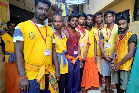 ശബരിമലയിൽ സഹായ ഹസ്തവുമായി വിദ്യാർത്ഥി സേവകർ ശബരിമലയിൽ സഹായ ഹസ്തവുമായി വിദ്യാർത്ഥി സേവകർ