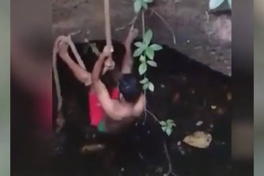 Viral: ശരീരത്തിൽ വരിഞ്ഞുമുറുക്കിയിട്ടും ശ്രീക്കുട്ടൻ വിട്ടില്ല; കിണറ്റിലെ പാമ്പ് പിടുത്തം