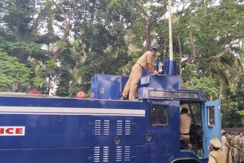  തിരുവനന്തപുരം: സമരക്കാർക്കുനേരെ പൊലീസ് ആദ്യം ഉപയോഗിക്കുന്ന ആയുധങ്ങളിലൊന്നാണ് ജലപീരങ്കി. നിരന്തരം സമരക്കാർ കടന്നുവരുന്നതിനിടെ ജലപീരങ്കി പണിമുടക്കിയാൽ എന്ത് ചെയ്യും? അതുപോലെ ഒരു സംഭവമാണ് ഇന്ന് തലസ്ഥാനത്ത് ഉണ്ടായത്. രാജ്ഭവനു മുന്നിലായിരുന്നു ജലപീരങ്കി ഭാഗികമായി പണിമുടക്കിയത്.