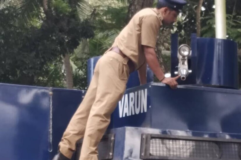  പൗരത്വ ബില്ലിൽ പ്രതിക്ഷേധിച്ച് എസ് ഡി പി ഐ മാർച്ച് കടന്നുവരുന്നു. ജലപീരങ്കി വാഹനമായ വരുൺ തയ്യാറിക്കി നിറുത്തി പോലീസ്. വെളളയമ്പലം ജംഗ്ഷനിൽ നിന്ന് സമരക്കാർ ബാരിക്കേഡിനടുത്തേക്ക്. വെള്ളം ചീറ്റുന്ന വരുണിന്റെ ഒരു കുഴൽ തിരിയുന്നില്ല. എത്ര ശ്രമിച്ചിട്ടും രാജ്ഭവൻ ദിശയിലേക്ക് നോക്കിയിരിക്കുന്ന കുഴൽ സമരക്കാർക്കു നേരെ തിരിയുന്നില്ല. ജലപീരങ്കി പ്രയോഗത്തിന് വരുണിനു മുകളിൽ സ്ഥാപിച്ചിട്ടുള്ളത് രണ്ട് നോബുകളാണ്.  സാധാരണ രണ്ടെണ്ണെത്തിൽക്കൂടിയും സമരക്കാർക്കു നേരെ വെള്ളം ചീറ്റാറാണുള്ളത്.