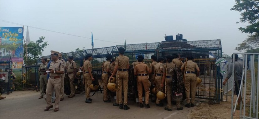  നിരോധനാജ്ഞ ലംഘിച്ചാല്‍ കടുത്ത നടപടികളുണ്ടാകുമെന്ന പൊലീസ് മുന്നറിയിപ്പിനെ അവഗണിച്ചാണ് ജനകീയ സമരസമിതി പദ്ധതി പ്രദേശത്തേക്ക് മാര്‍ച്ച് നടത്തിയത്.
