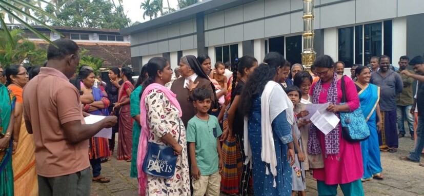  പദ്ധതി പ്രദേശത്തിന് സമീപം പൊലീസ് മാർച്ച് തടഞ്ഞതോടെ സമരക്കാർ റോഡിൽ കുത്തിയിരുന്നു പ്രതിഷേധിച്ചു.