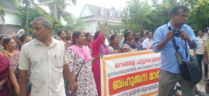  പിരിഞ്ഞു പോകാൻ ആവശ്യപ്പെട്ടെങ്കിലും പ്രതിഷേധക്കാർ അതിന് കൂട്ടാക്കിയില്ല.