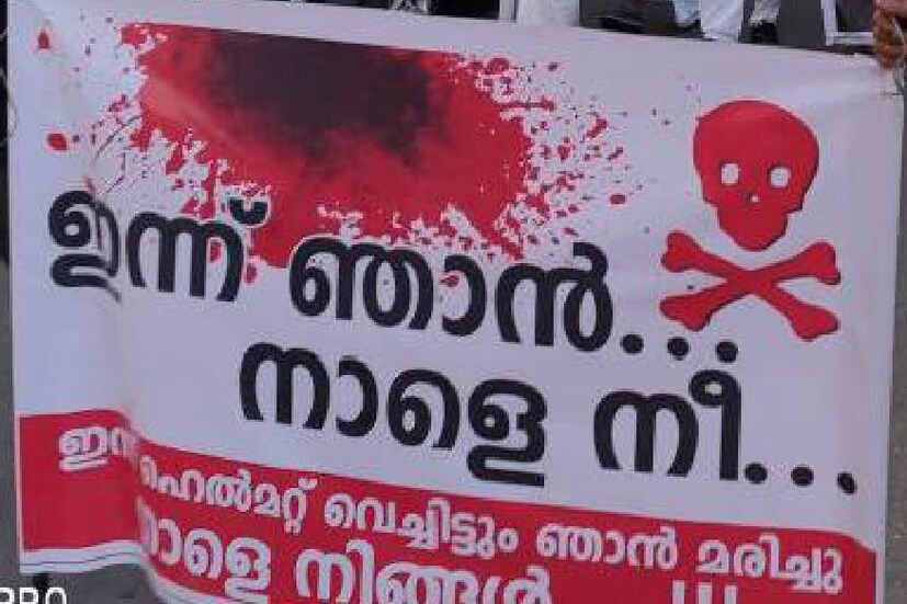  ആരും ക്ഷണിച്ചിട്ടോ സംഘടിപ്പിച്ചിട്ടോ ആയിരുന്നില്ല ആ വരവ്. യദുവിന്റെ ആത്മമിത്രങ്ങൾക്കും നാട്ടുകാർക്കുമൊപ്പം ഒരിക്കൽ പോലും യദുവിനെ കണ്ടിട്ടില്ലാത്തവരുമുണ്ടായിരുന്നു. ഒന്നിന് പിറകെ ഒന്നൊന്നായി നൂറുകണക്കിനാളുകളാണ് അവർക്കൊപ്പം ചേർന്നത്. 